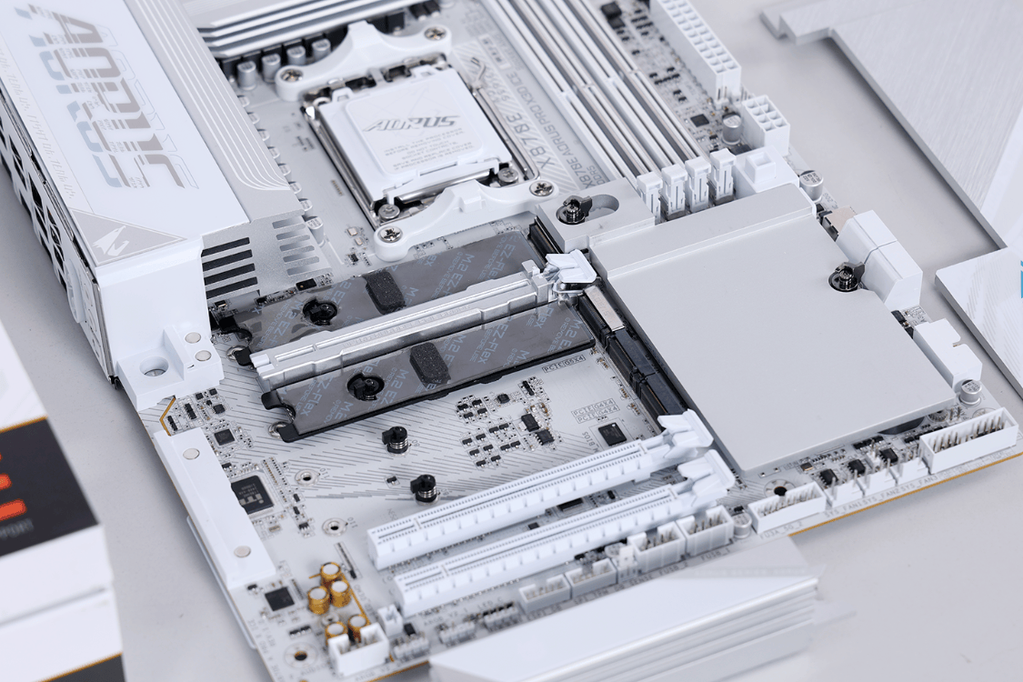 2025年12月游戏顶配装机:9800X3D+5080名人堂+乔思伯X400海景房