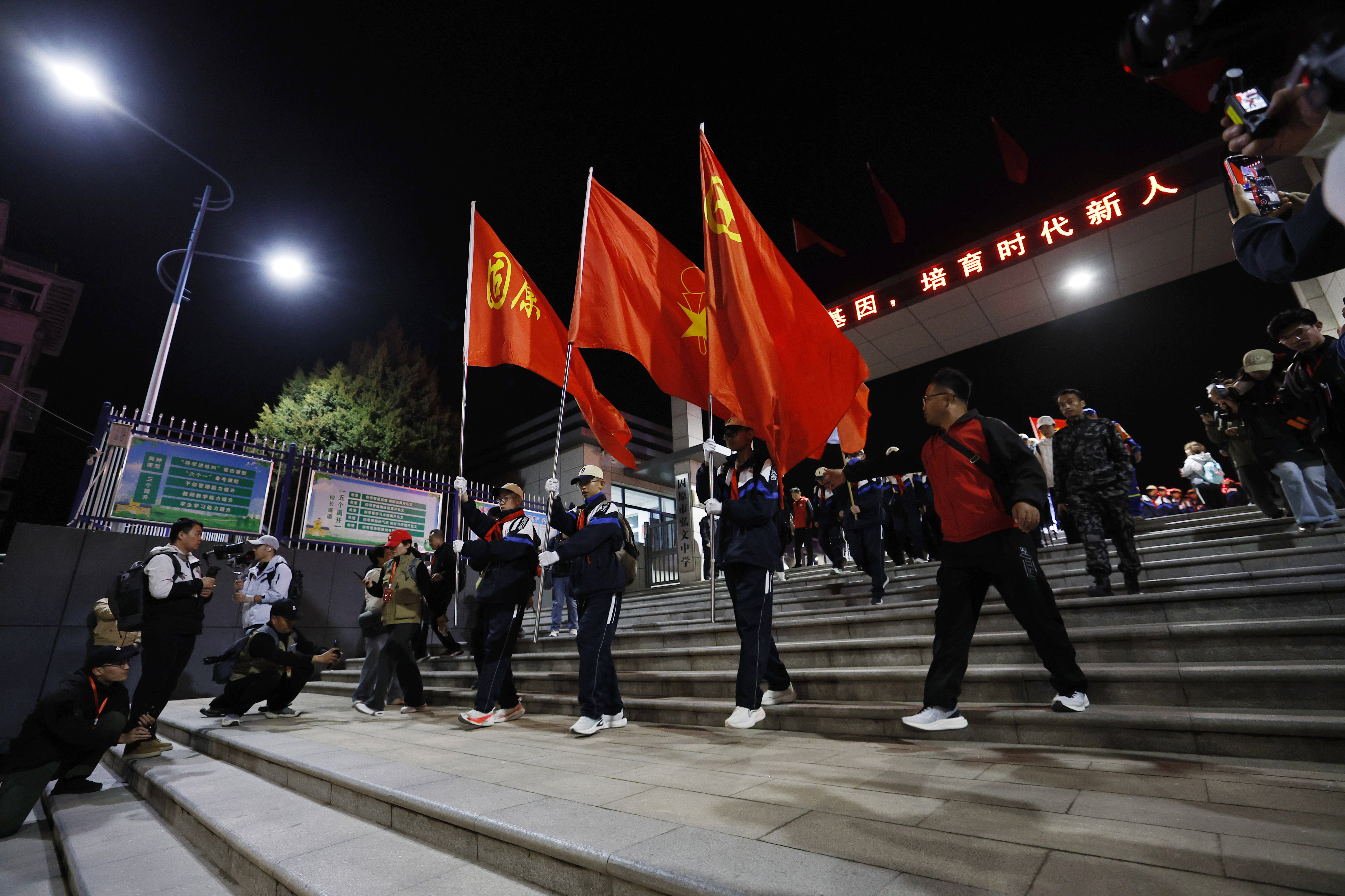 徒步百里祭英烈
