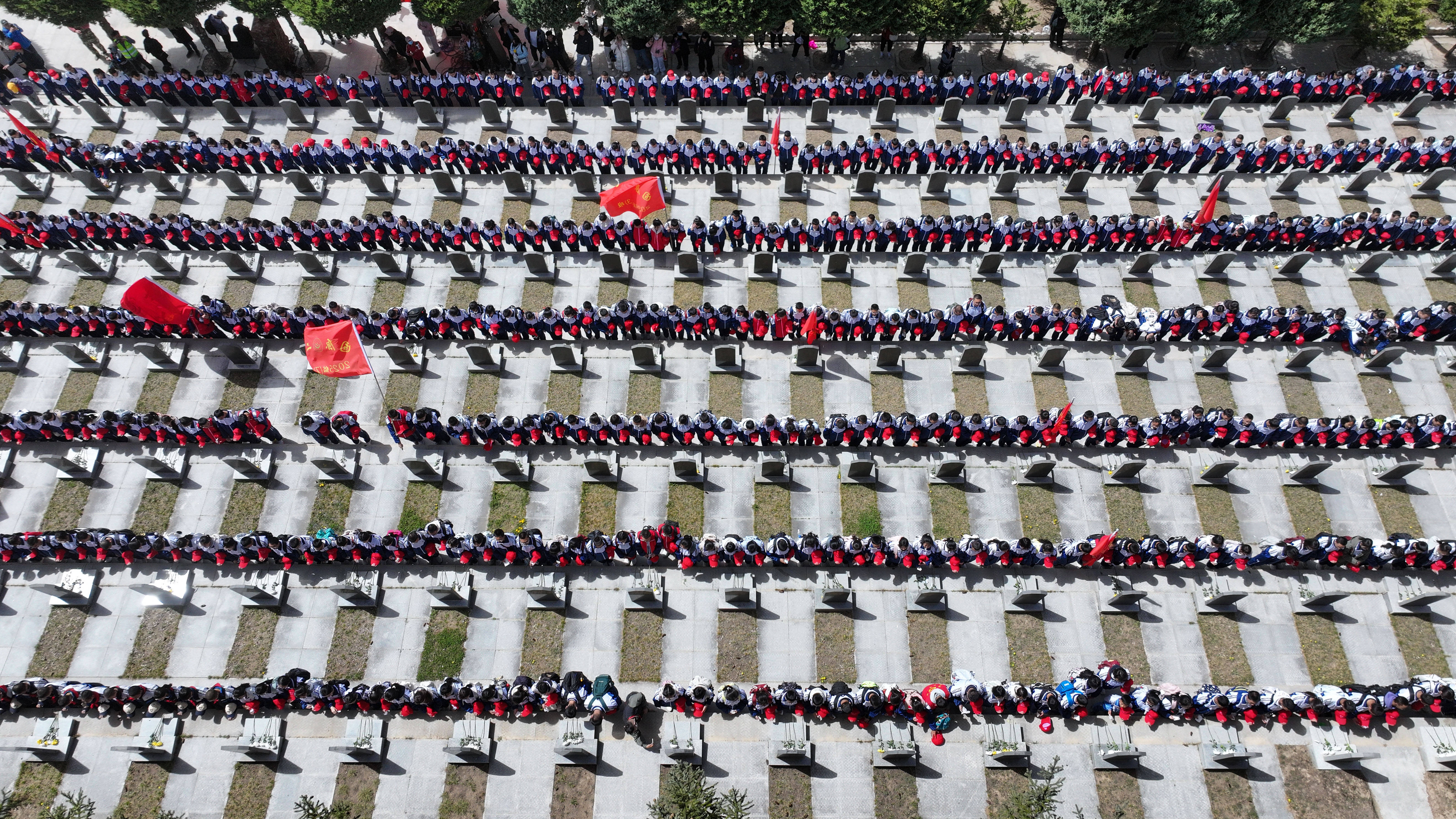 徒步百里祭英烈